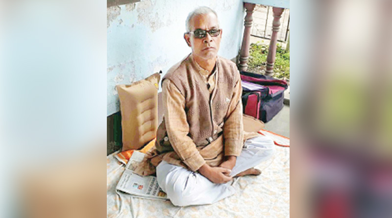 প্রাক্তন সরকারি কর্মীর ‘গান্ধীগিরি’, ১ ঘণ্টার অনশনেই মিলল বকেয়া পিএফ