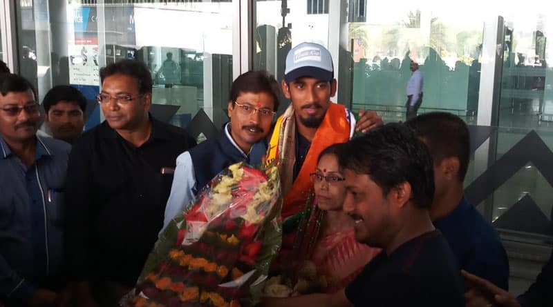 বিশ্বজয়ীর ঘরে ফেরা, ঈশানের মুখে শুধু স্যার দ্রাবিড়ের কথা