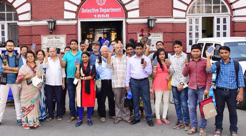 চালকের কানে মোবাইল, ছবি তুলে পুরস্কার পেলেন ক’জন?