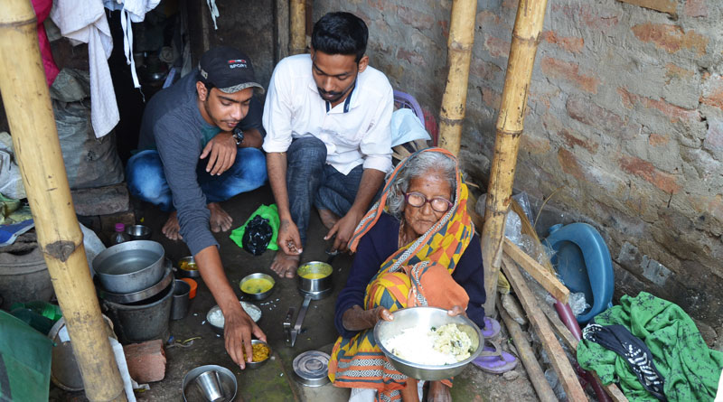 ছেলে দেখে না, অশীতিপর বৃদ্ধার দেখাশোনার ভার নিলেন ছয় কলেজ পড়ুয়া
