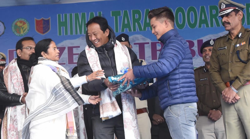 লোকসভা ভোটে মমতার পাশেই মোর্চা, পাহাড়ে বিপাকে বিজেপি