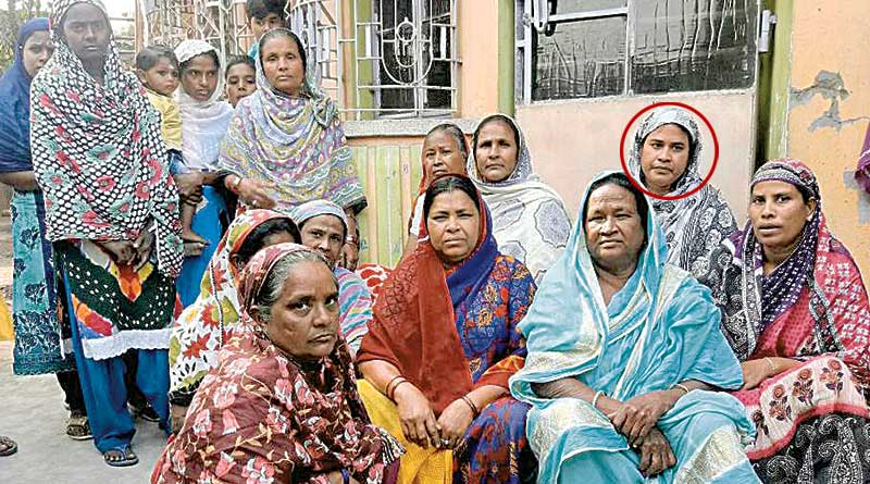 বিয়ের দাবিতে প্রেমিকের দরজায় ধরনা, পুড়ে মরার হুমকি মহিলার