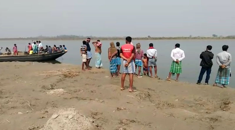 পুলিশের তাড়া থেকে বাঁচতে ভাগীরথীতে ঝাঁপ, খোঁজ নেই ২ শ্রমিকের