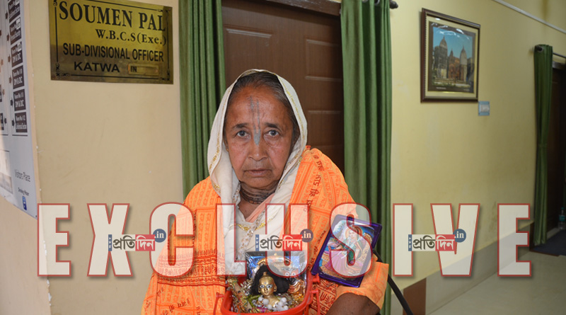 মন্দির নির্মাণে স্থানীয়দের বাধা, বিগ্রহ কোলে এসডিও-র অফিসে বৃদ্ধা