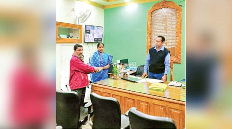 ভুল করে অ্যাকাউন্টে জমা পড়া টাকা ফিরিয়ে সততার নজির গৃহবধূর