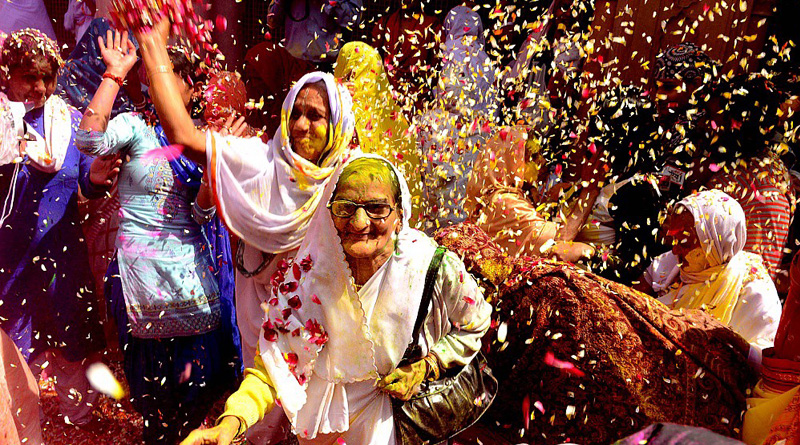 রঙের উৎসব হোলিতে মাতল বৃন্দাবনের বিধবারা, ভিডিও ভাইরাল