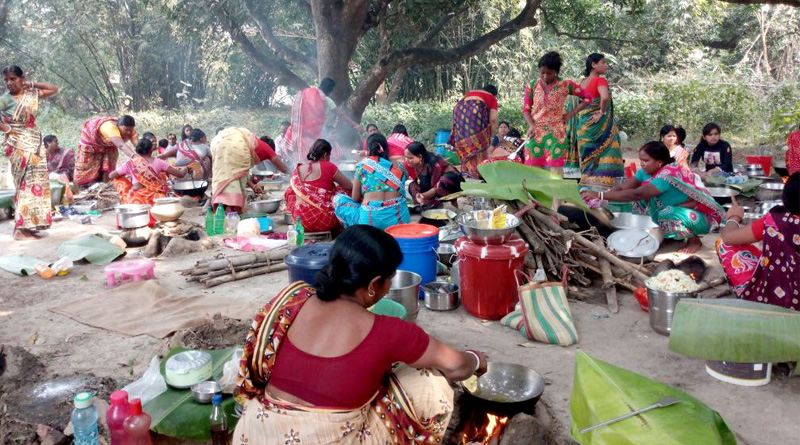 দেবীর স্বপ্নাদেশ থেকে প্রথার সূচনা, অভিনব ‘বনভোজনে’ মশগুল চুঁচুড়ার গ্রাম