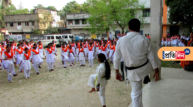 আত্মরক্ষার পাঠ দিতে ছাত্রীদের ক্যারাটে শেখাচ্ছে পুলিশই
