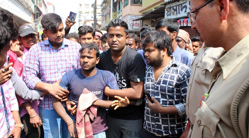 ট্রাফিক সার্জেন্টের চড়ে বেহুঁশ ভ্যানচালক, পুলিশকে ঘিরে বিক্ষোভ স্থানীয়দের