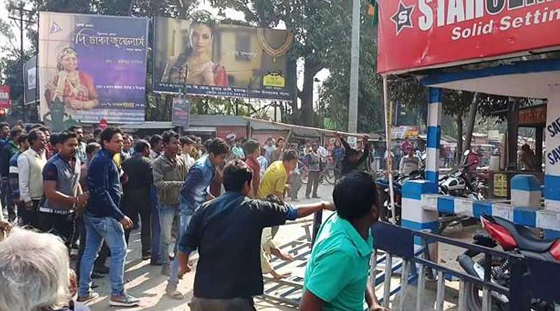 পথ দুর্ঘটনায় ছাত্রের মৃত্যুতে রণক্ষেত্র রায়গঞ্জ, পুলিশকে লক্ষ্য করে ইটবৃষ্টি