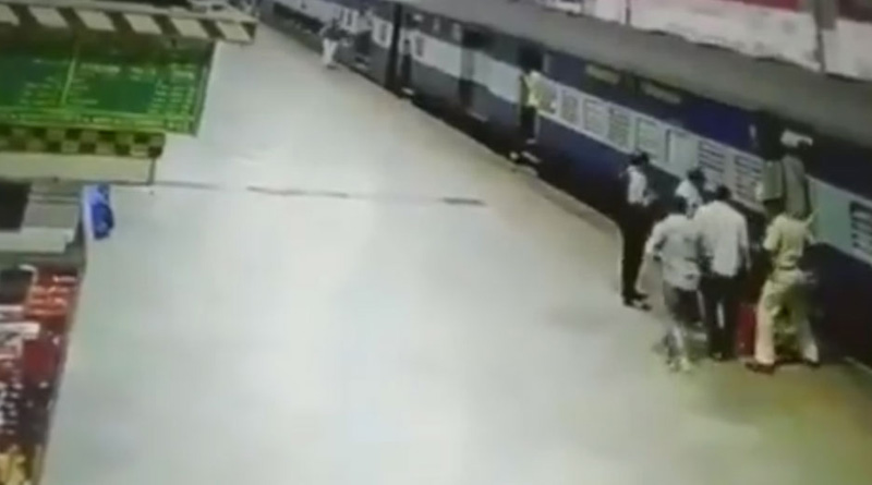 Mumbai: Woman falls while boarding train, RPF personnel saves her