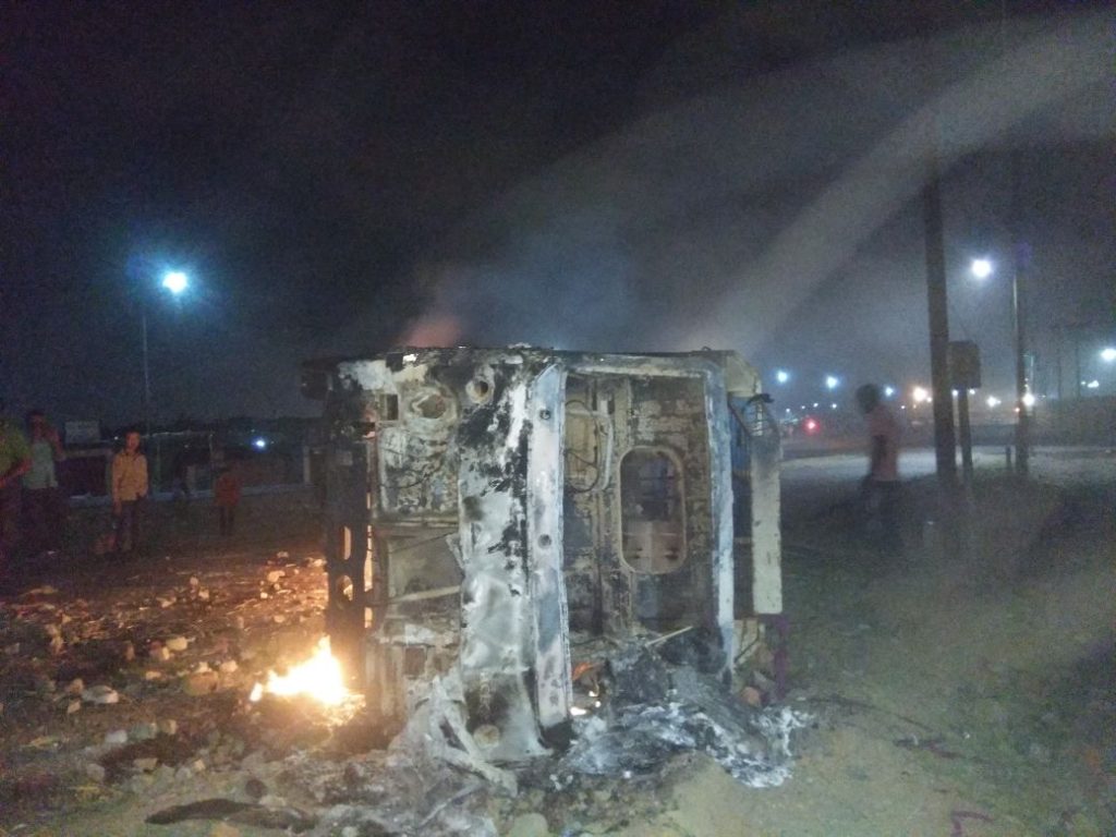 জ্বালিয়ে দেওয়া হয়েছে পুলিশের জিপ