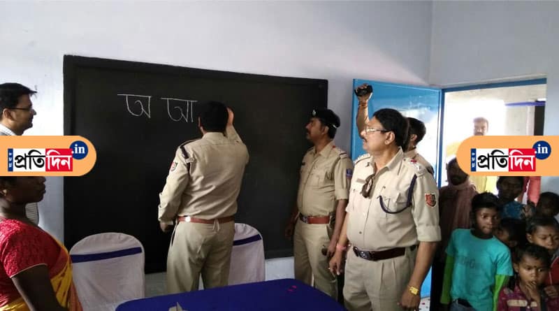 নিরক্ষরদের জন্য স্কুল তৈরি পুলিশের, ‘সহজপাঠ’ দিতে চক হাতে উর্দিধারীরা