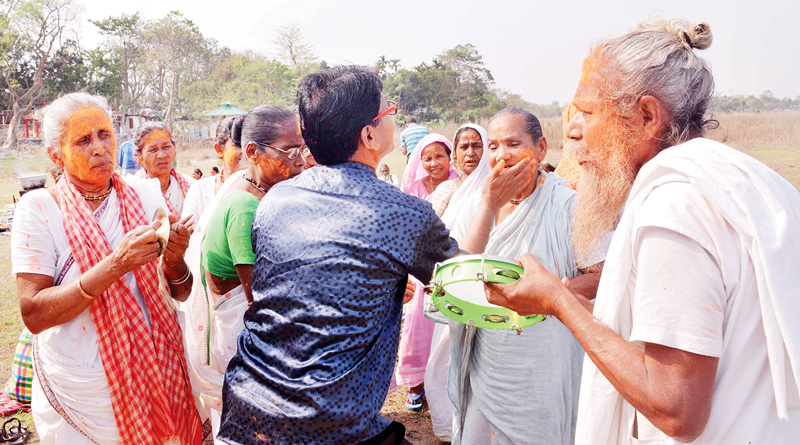 দোলের আনন্দে মাতলেন ভিক্ষুকরাও, জলপাইগুড়িতে অন্য বসন্ত উৎসব