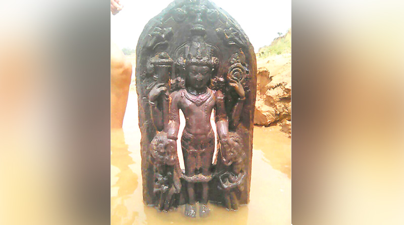 অজয় নদ থেকে উদ্ধার প্রায় হাজার বছরের প্রাচীন বিষ্ণুমূর্তি