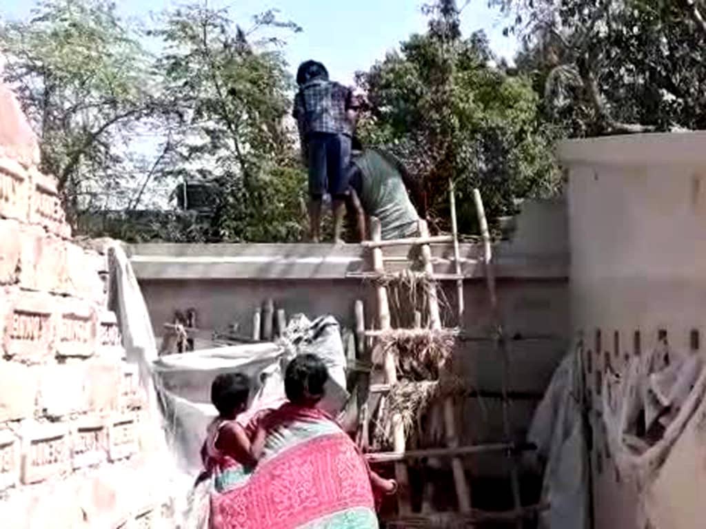 EBHABEI PANCHIL TAPKE BARIR BAIRE JETE HOCHHE HAREKRISHNA PALKE
