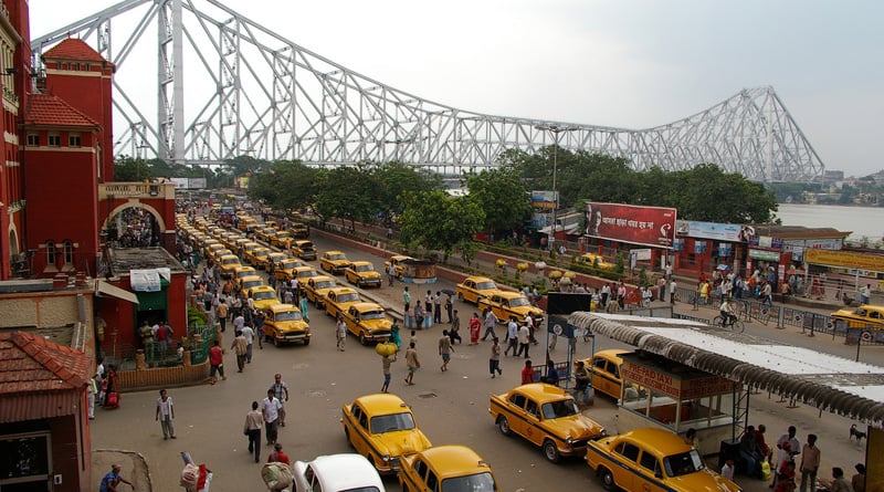 Traffic cops aiding taxi touts at Howrah station, alleges drivers