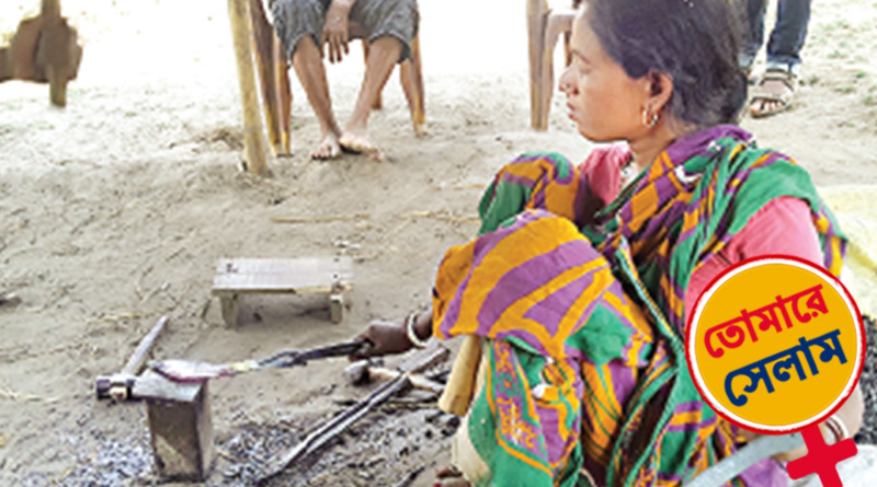 কামারশালার হাপর টেনেই সংসারের খিদে মেটান মঙ্গলা