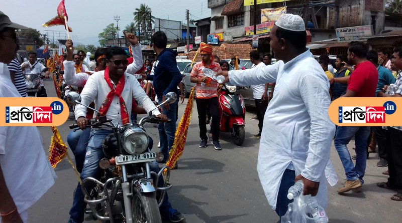 এটাই বাংলা, হনুমান জয়ন্তীর ব়্যালিতে জল হাতে এগিয়ে এলেন ফিরোজরা