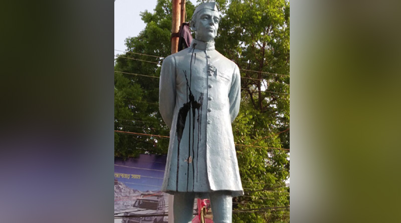 অব্যাহত মূর্তি ভাঙার রাজনীতি, কাটোয়ায় নেহরুর মূর্তিতে কালি