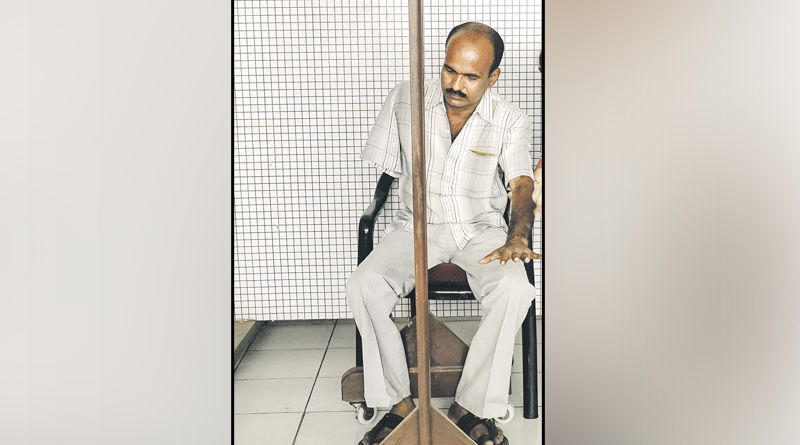 বাদ পড়া হাতে ‘অশরীরী’ ব্যথা, মুক্তি দিচ্ছে আয়নার জাদু