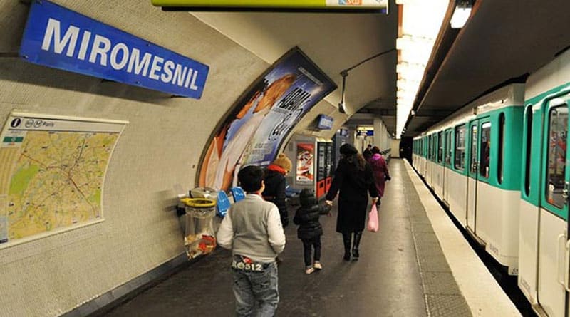 Paris Metro fines pregnant woman for walking the wrong lane