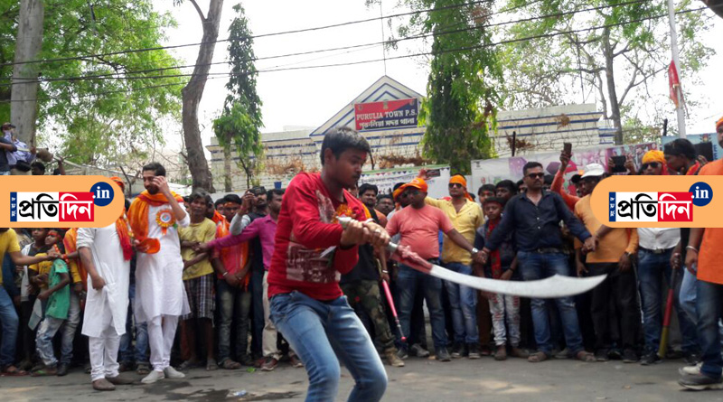 প্রশাসনকে বুড়ো আঙুল দেখিয়ে পুরুলিয়ায় রাম নবমীর মিছিলে অস্ত্র হাতে নাবালকরা