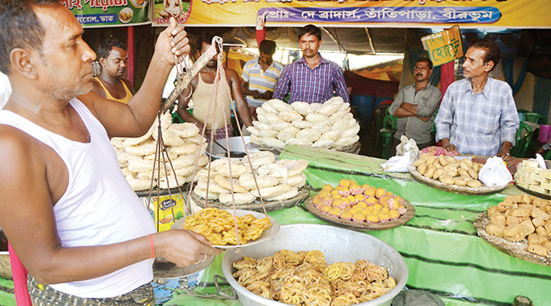 সেঞ্চুরি পার করেও নট আউট বীরভূমের তাঁতিপাড়ার বিখ্যাত জিলিপি