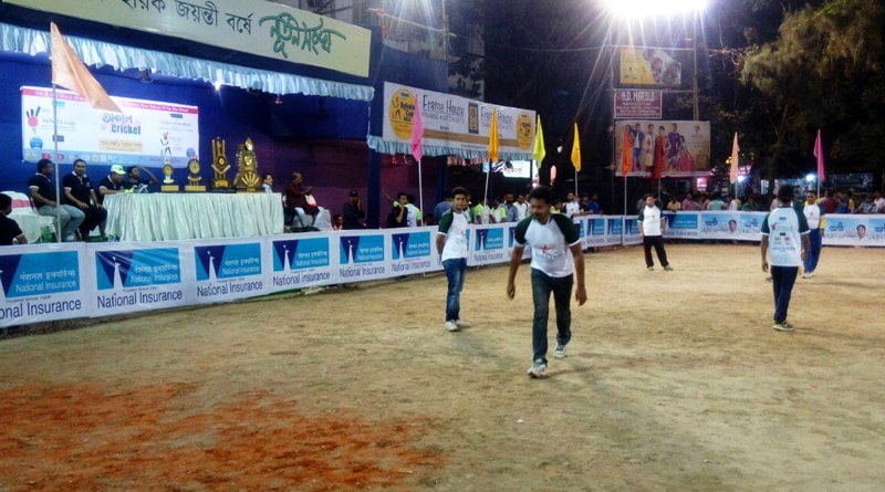 বেহালায় অকাল ক্রিকেট! বাইশ গজের লড়াইয়ে তাক লাগালেন পুজোপাগলরা