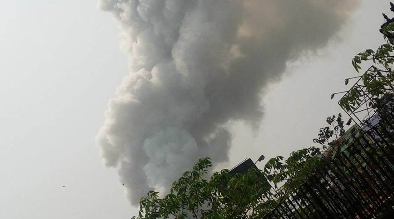 রাসায়নিক গুদামে ভয়াবহ আগুন, স্ট্র্যান্ড রোডে ব্যাহত যান চলাচল