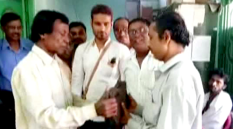 Inspired by Mamata’s ‘honesty’, man returns lost treasure to owner