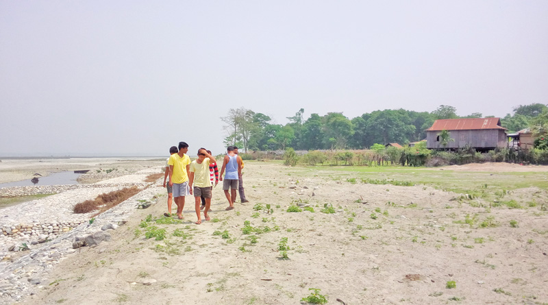 গ্রামে উড়ে আসছে সেনাবাহিনীর গোলা, আতঙ্কে তিস্তাপাড়ের বাসিন্দারা
