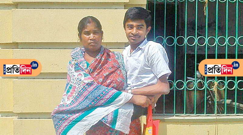 ইচ্ছাশক্তির জোরে প্রতিবন্ধকতাকে জয়, মায়ের কোলে চেপেই পরীক্ষাকেন্দ্রে পড়ুয়া