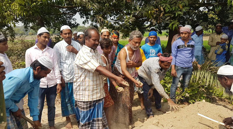 সম্প্রীতির নজির, মুসলিম মায়ের কবরে মাটি দিলেন প্রতিবেশী হিন্দু ছেলে