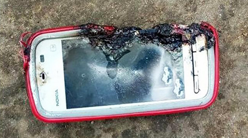 চার্জে থাকা অবস্থায় কানে মোবাইল, বিস্ফোরণে প্রাণ গেল যুবতীর