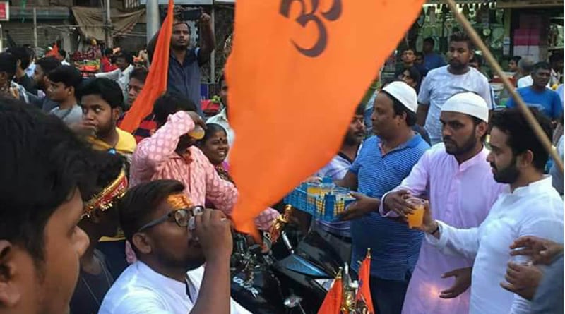 রাম নবমীর মিছিলে হিন্দুদের জন্য সরবতের গ্লাস হাতে এগিয়ে এলেন ইয়াসিররা