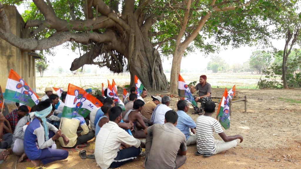 খাটিয়া বৈঠকে কর্মীদের সঙ্গে বরাবাজার সমিতির প্রার্থী প্রতুল মাহাতো।