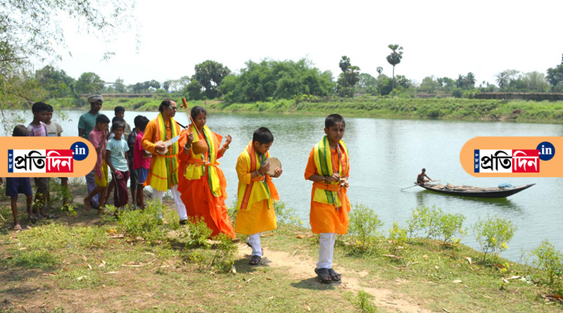 শান্তিপূর্ণ হোক পঞ্চায়েত ভোট, দামোদরের তীরে গানে গানে প্রচার বাউল পরিবারের