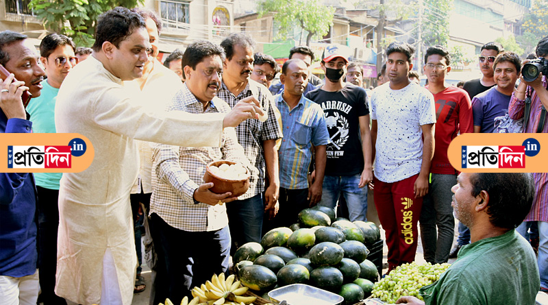 ভোঁতা বনধে পথে নামায় পাশে মন্ত্রী, আমজনতাকে মিষ্টিমুখ ‘কাছের মানুষ’ ব্রাত্যর
