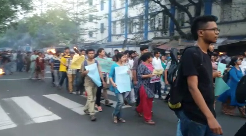 রাজনৈতিক বন্দিদের মুক্তির দাবিতে যাদবপুরে মশাল মিছিল