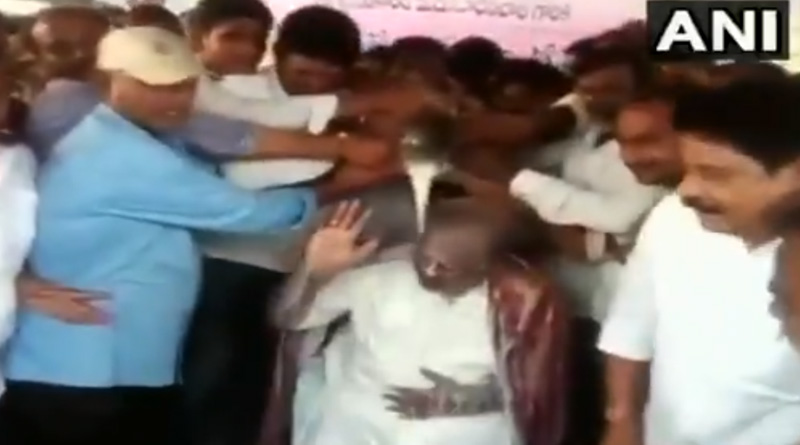 তেলেঙ্গানার স্পিকারের মাথায় দুধ ঢাললেন অনুগামীরা, ভাইরাল ভিডিও