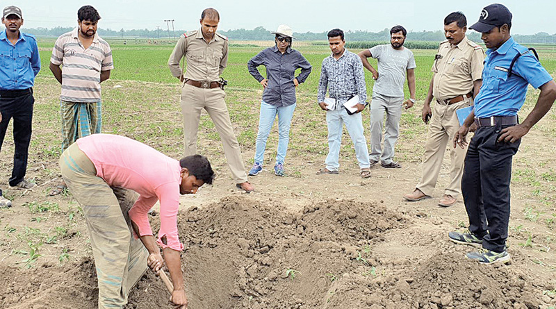 মোহর খুঁজতে মাঠে শয়ে শয়ে মানুষ, দৌলতাবাদের গ্রামে ব্যাপক শোরগোল