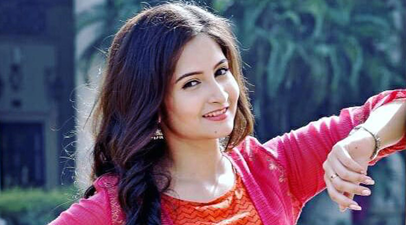 ফেসবুক লাইভ চলাকালীন যুবকদের উৎপাত, হেনস্তার শিকার ছোটপর্দার ‘নীলাশা’