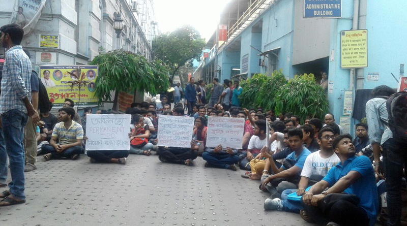 ক্যাম্পাসিংয়ের দাবিতে আধিকারিকরা ঘেরাও রাজাবাজার কলেজে