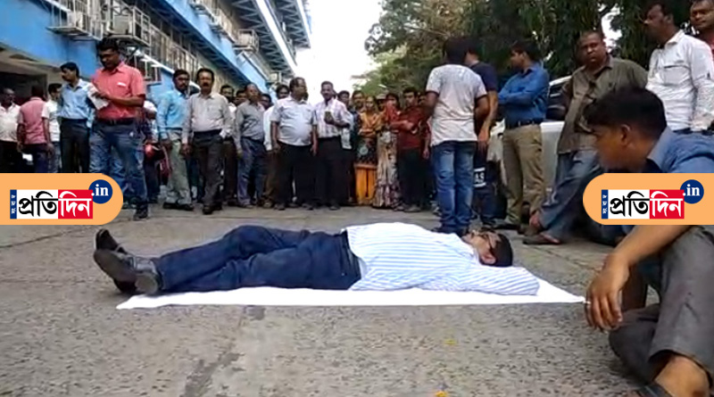 গাড়ি পার্কিং নিয়ে ঝামেলা, রাস্তায় শুয়ে অভিনব প্রতিবাদ মেয়র পারিষদের