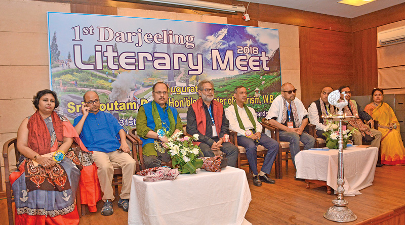 শিলিগুড়িতে বিক্ষোভে পড়লেন শ্রীজাত, ‘গো-ব্যাক’ স্লোগান হিন্দু জাগরণ মঞ্চের