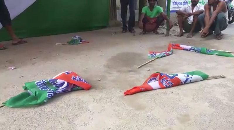 তৃণমূলের দলীয় কার্যালয়ে ভাঙচুর, ছিঁড়ে ফেলা হল মুখ্যমন্ত্রীর ছবি-সহ ফেস্টুন
