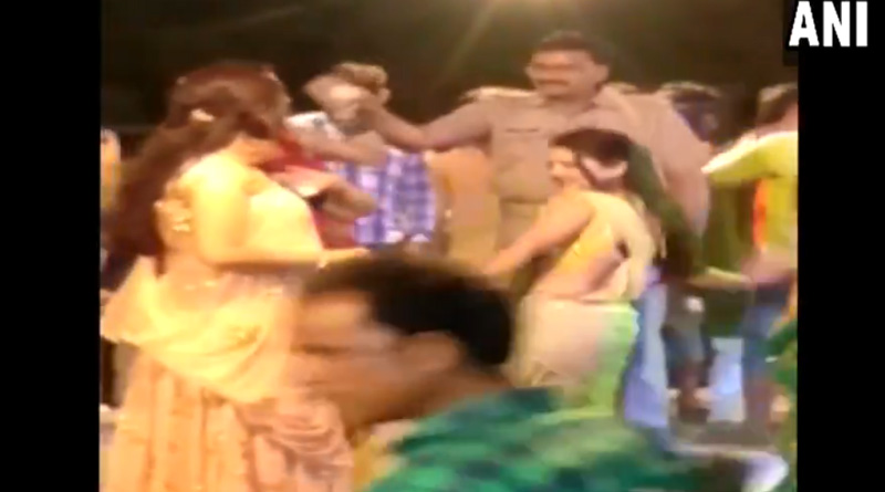 মহিলাদের চটুল নৃত্যে টাকা ওড়াচ্ছে যোগীর রাজ্যের পুলিশ, ভাইরাল ভিডিও