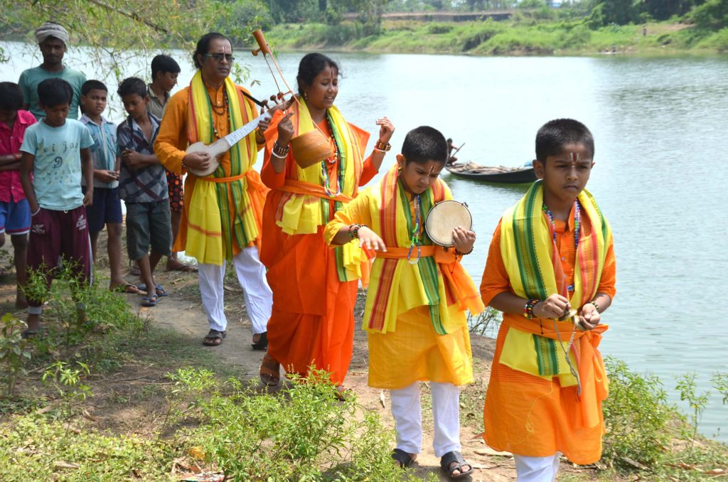 Vote-a hingsa rukhte ganer modhye diye santi-r bani prochar korchhen Baul poribar. Pic- Sandip Mazumder.03