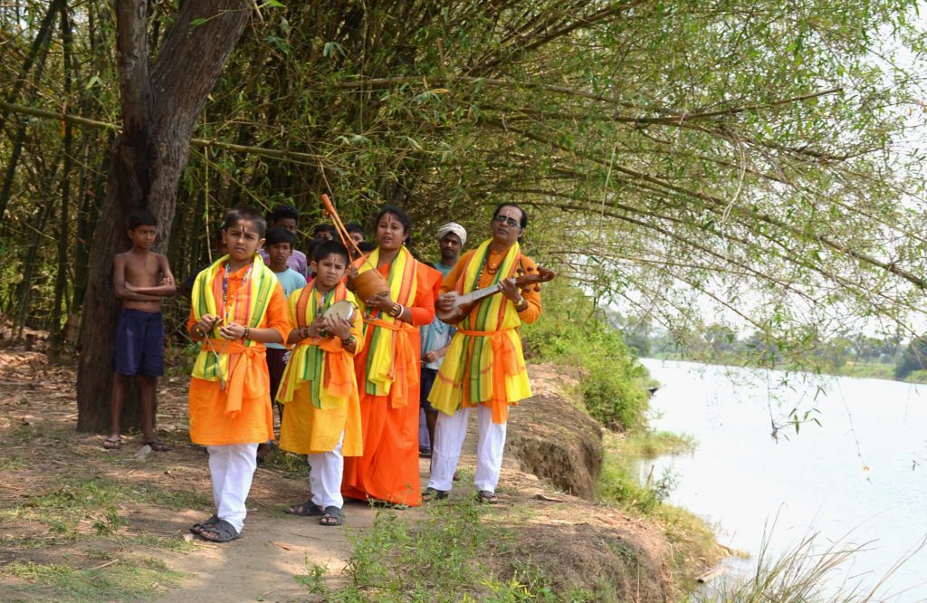 শান্তির বাণী প্রচারে বাউল পরিবার